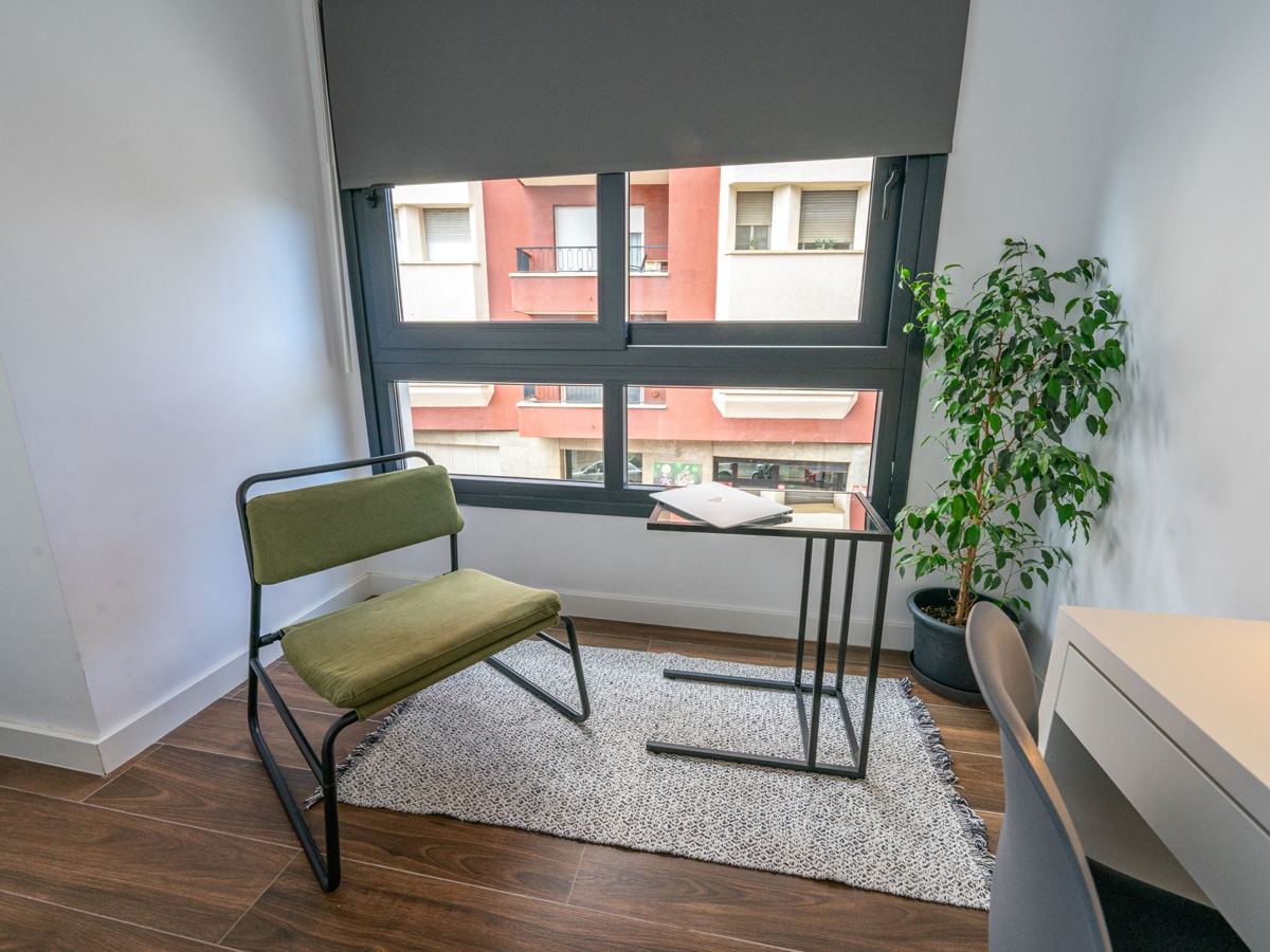 Habitación con escritorio y ventana